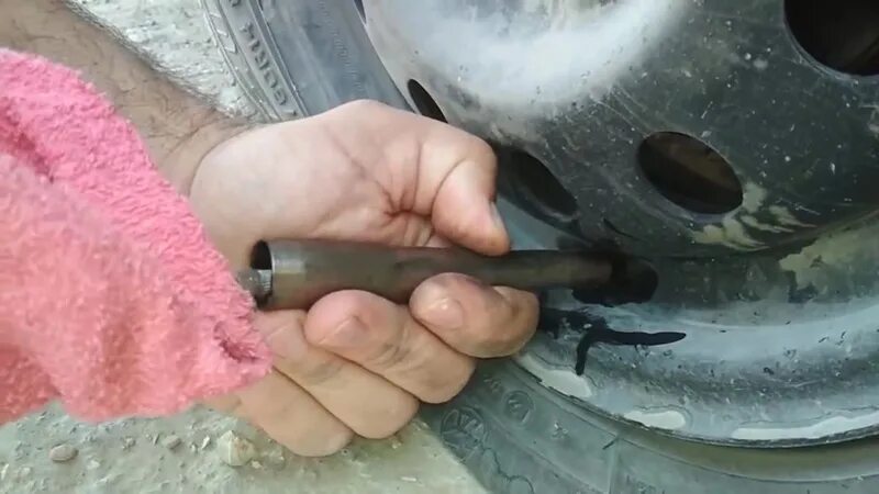 Крючок на сосок для подкачки колес. Конус для вентиля бескамерных шин. Меняем ниппель на колесе. Замена соска на колесе без разбора. Конус для вентиля бескамерных шин.