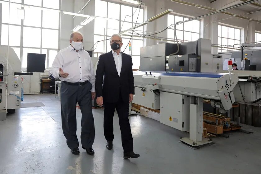 Фабрика процессов. Красноярск предприятия вакансии. Рабочие на предприятии. Специалист в области охраны труда. Краз завод красноярск.