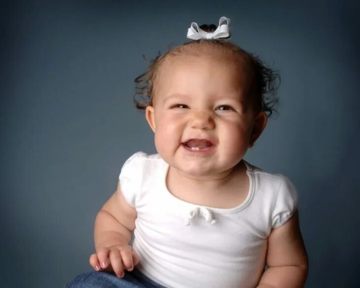 девочка с бантикамиками. маленькие детки. забавная малышка. смешные дети. малышка забавно.