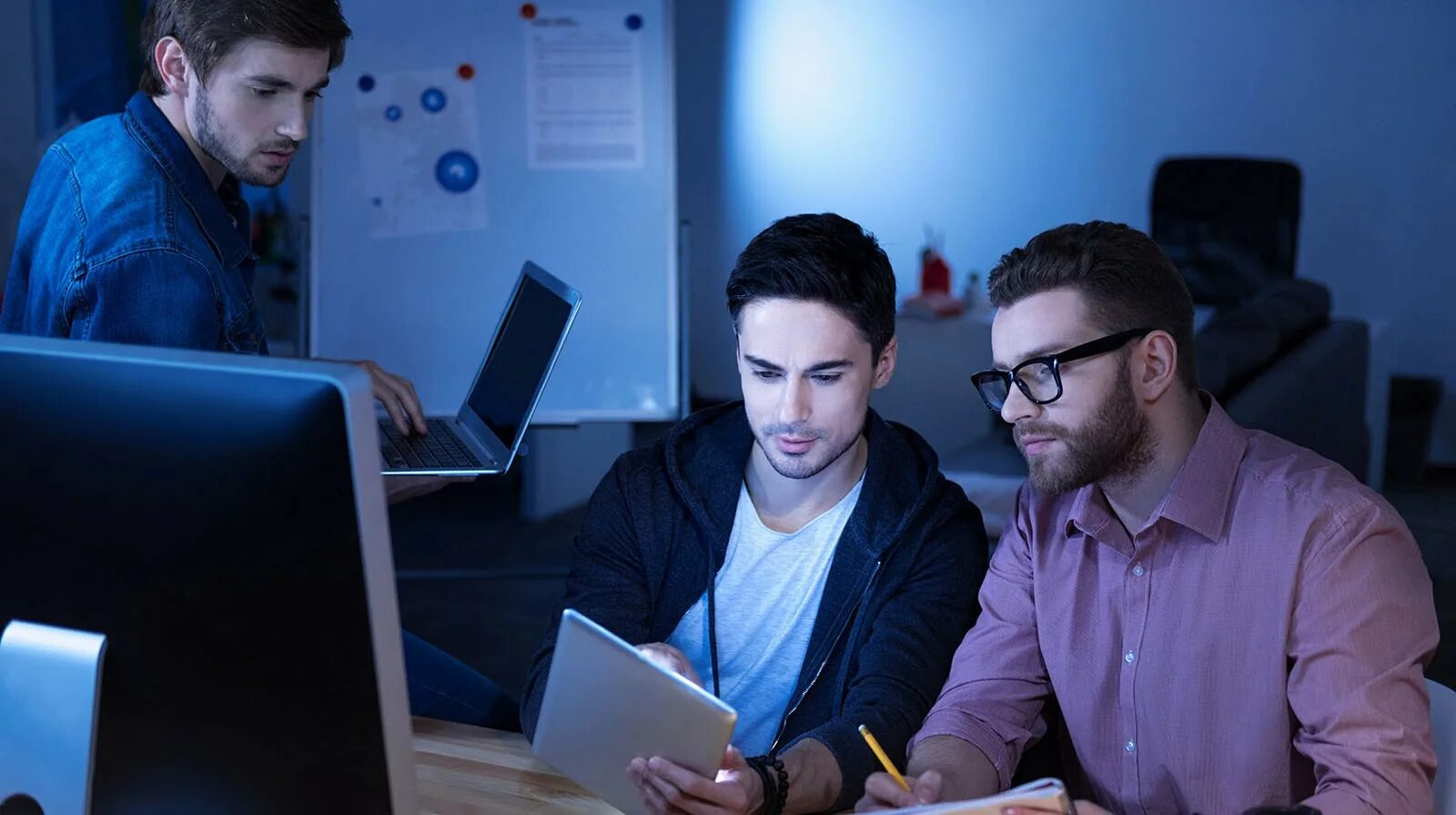 Senior frontend разработчик. Команда фронтенд разработчиков. картинки айти frontend. lead developer. programist senior.