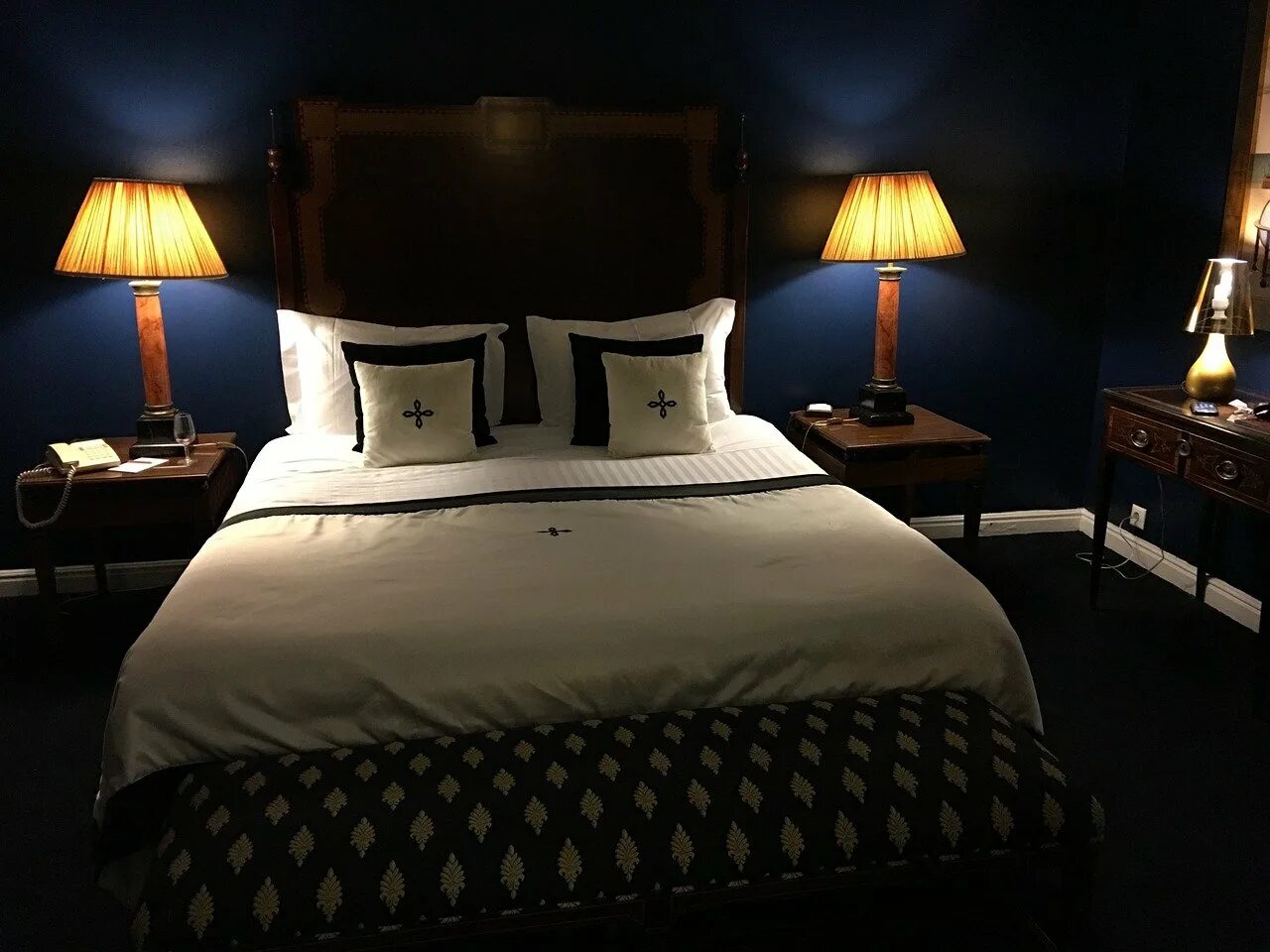 Постель в темноте. Кровать в отеле. Кровать ночью. Ночная спальня. Спальня в отеле.