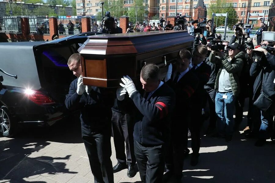 Зайцева похоронили. Похороны Вячеслава Зайцева модельера. Прощание и похороны Зайцева.