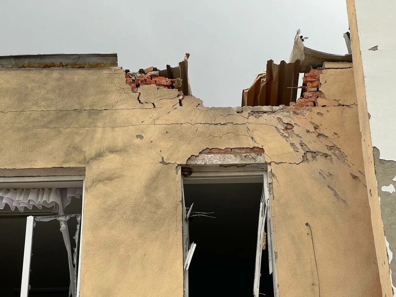 Разрушения в белгороде после обстрела. Белгород обстрел со стороны украины. Разрушенные дома в белгороде. Последние новости про обстрел белгорода. Разрушения в белгороде 03.