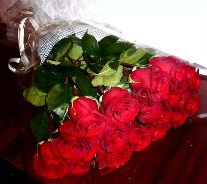 букет цветов для женщины. женщины долго помнят неподаренные цветы. букет цветов в домашней обстановке. букетик долго стоящий. женщины всегда помнят неподаренные цветы.