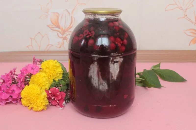 Компот из малины на зиму на 3. Компот из малины и смородины. компот из смородины и малины на зиму. компот из малины на зиму на 3 литровую. малиновый компот.