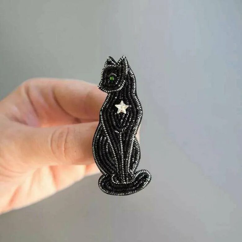 Брошь кот. Брошь кошка бисер. брошь из бисера кошка. брошь из бисера кошечка. брошь черная кошка.