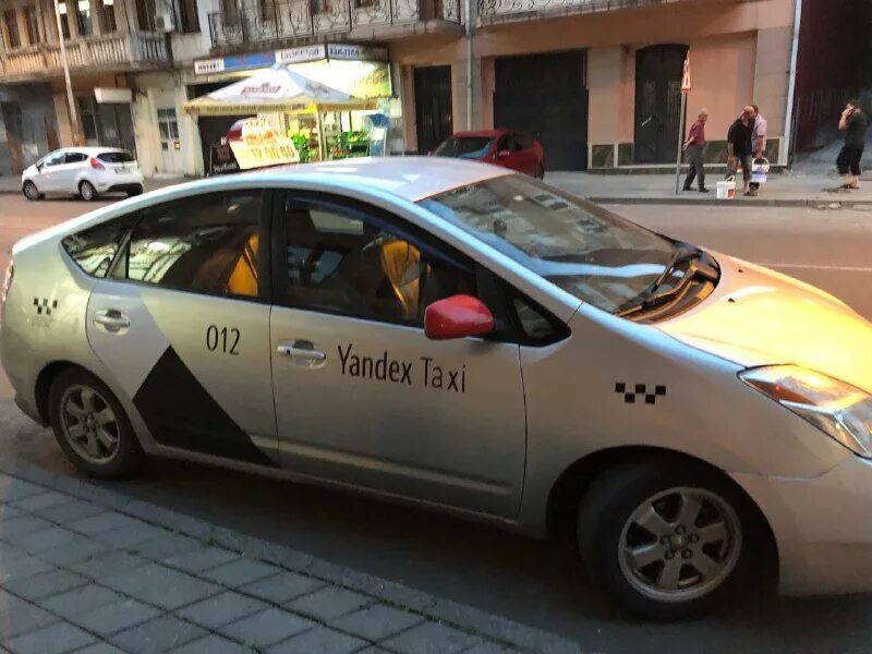 Такси в грузии. Приус Тойота Грузия такси. Грузинское такси. Такси в Турции.