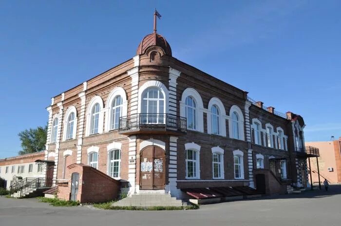 Центр занятости верхотурье. Верхотурье библиотека. верхотурье гимназия. 2 школа верхотурье. здание общественного собрания (верхотурье).