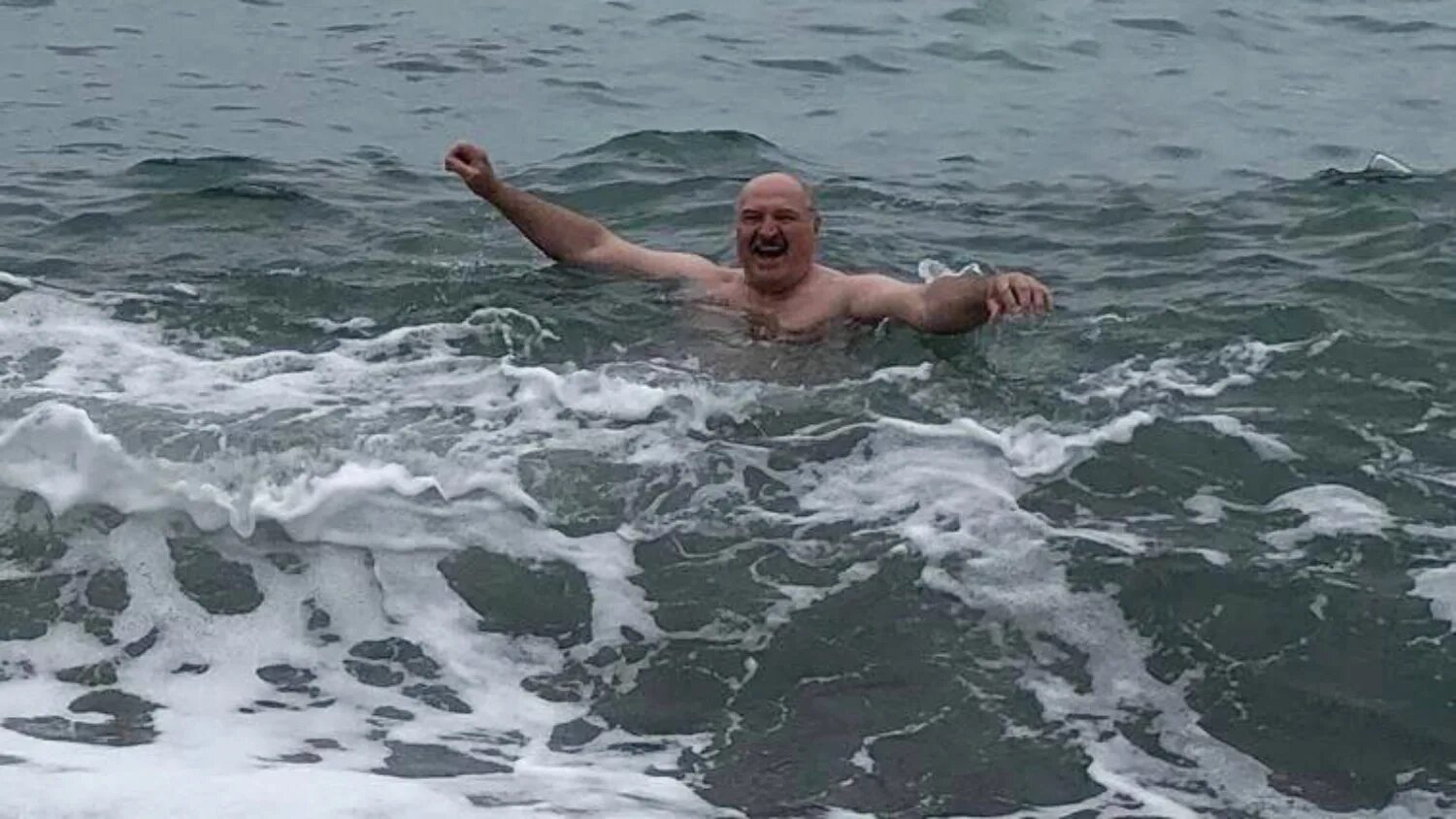 Лукашенко купается в черном море
