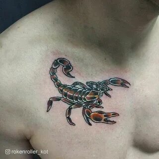Тату скорпион на грудине