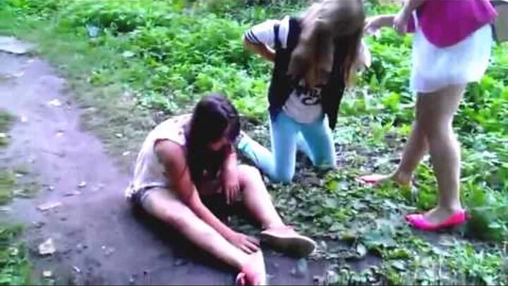 Русские грязные пьяные разговоры. Развращает подростка. Насилие молодых девушек.