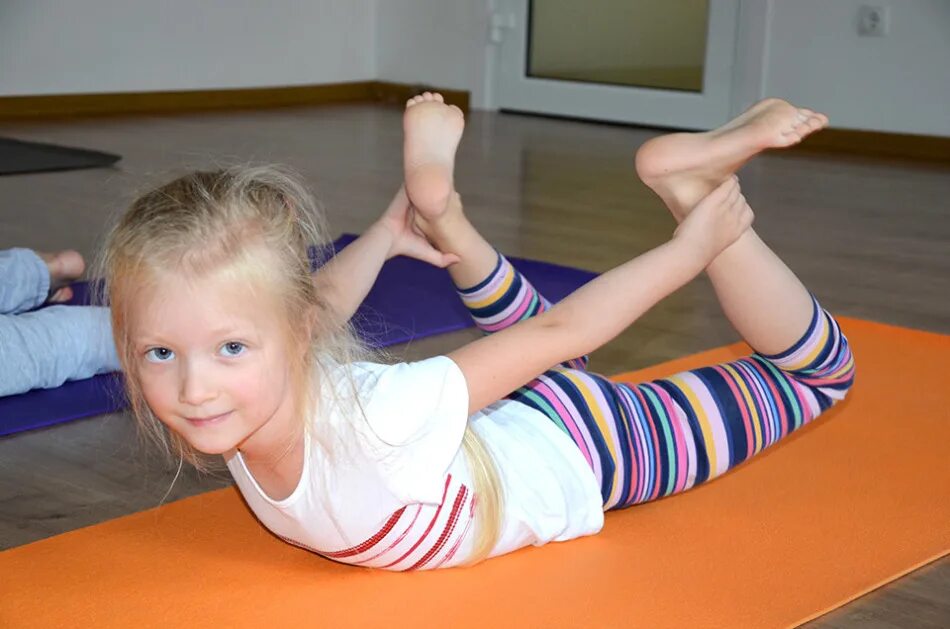 Гимнастика для девочек дома. Йога для детей. Домашняя гимнастика. Легкая гимнастика для детей. Гимнастические упражнения для детей.