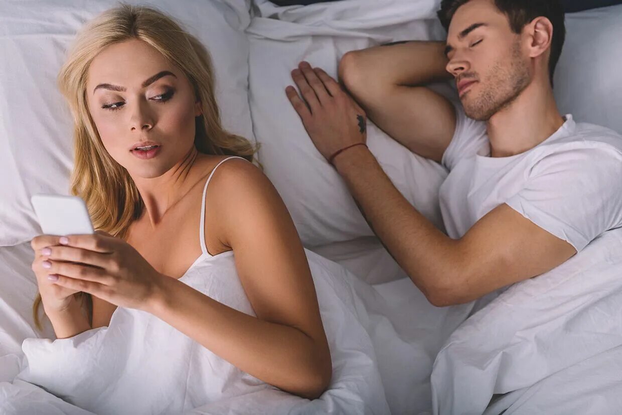 Девушка всегда изменяет. Женщина изменяет. женская измена. изменяет парню. мужчина изменяет девушке.