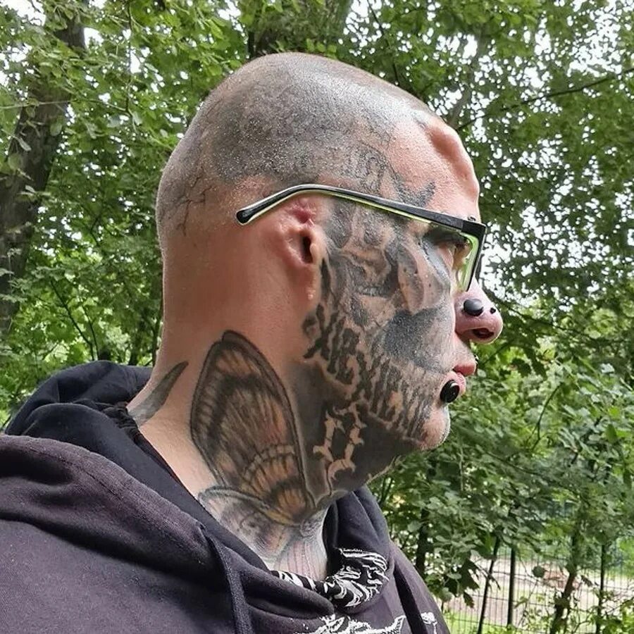 Зачем силовик отрезал ухо. Ван гог автопортрет с отрезанным ухом. Художник отрезал ухо. Винсент ван гог ухо. Писатель который отрезал себе ухо.