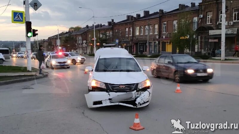 Муп тту таганрог. Таганрог новочеркасск машина. Новочеркасская врезалась машина. Таганрог новочеркасск машина. 01.