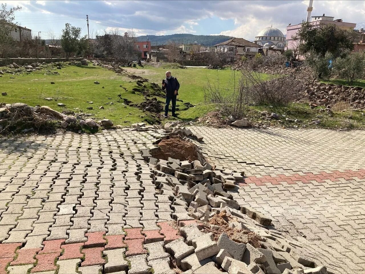 Земля в Турции после землетрясения. Дороги в Турции после землетрясения. Землетрясение в Турции сдвиг. Смещение дороги в Турции после землетрясения.