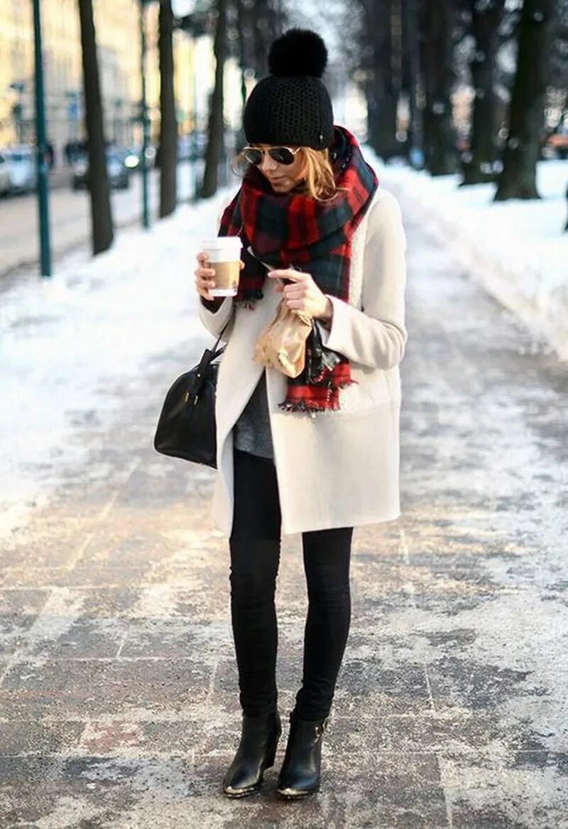 Зимние образы. Девушка в зимней одежде. Что одевают зимой. Зимняя фотосессия в городе. Легкое платье зимой.