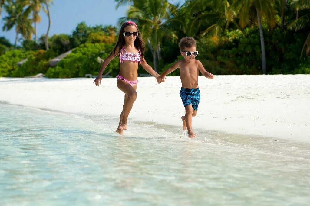 Дети моря 6 часть. Семья на Мальдивах. Малыш на Мальдивах. Мальдивы для детей отели. Мальдивы семья с детьми.