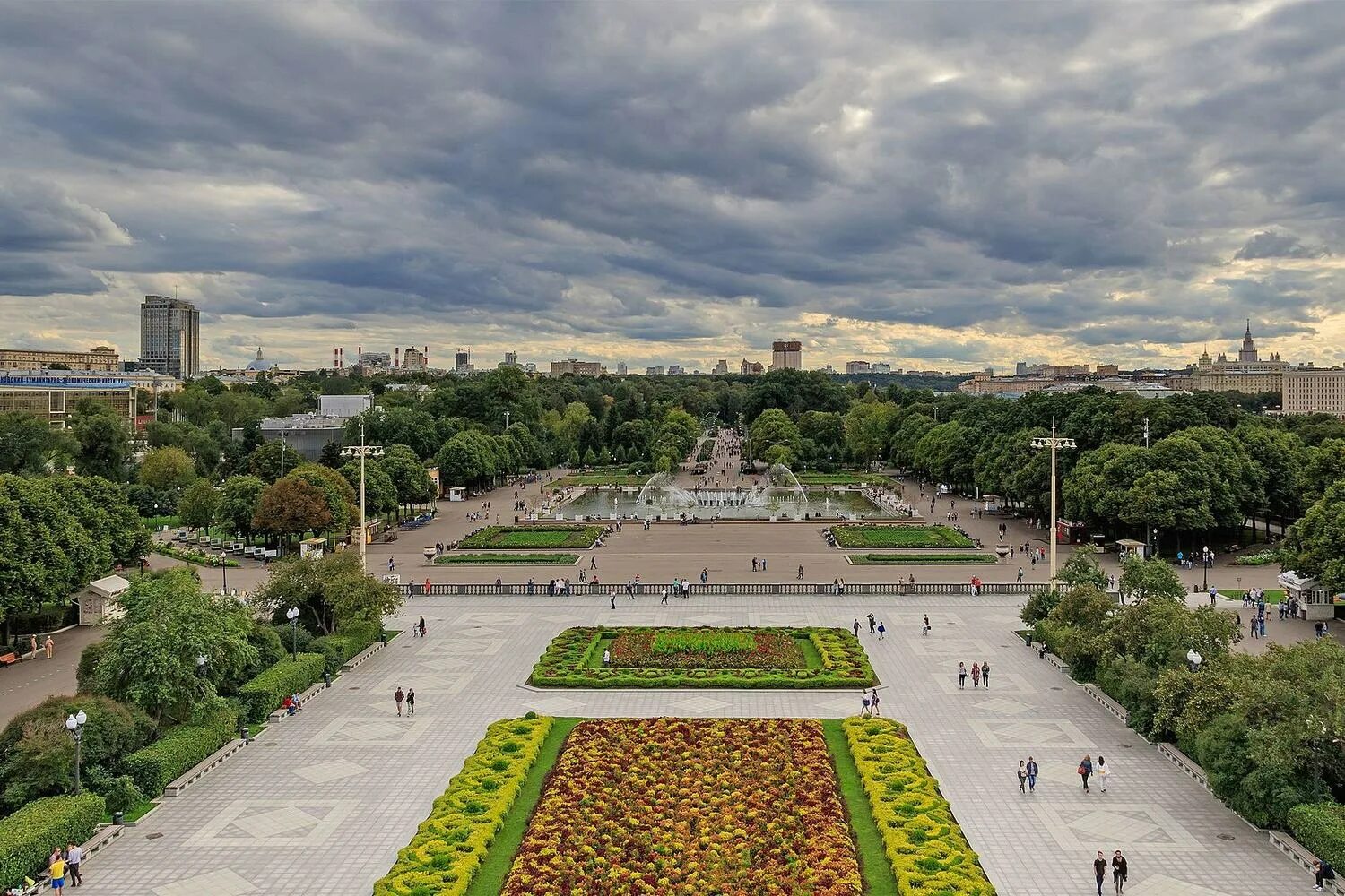 Парк горького со скольки. Центральный парк горького москва. цпкио горького москва. горьковский парк москва. парк горького воробьевы горы.