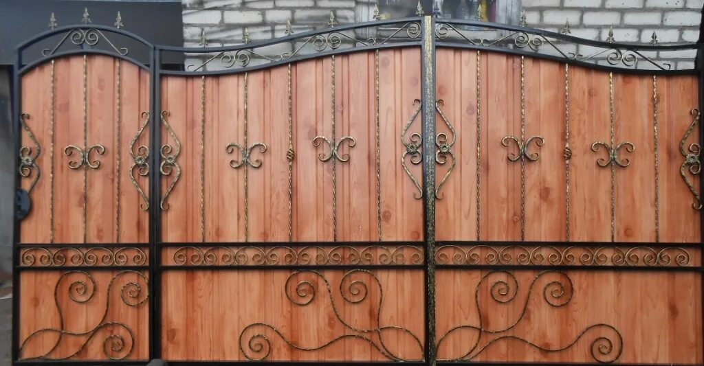 Ковка белгород. Ворота греческие окропы названия. Ворота из профнастила с элементами ковки. Кованые ворота. Ковка белгород.