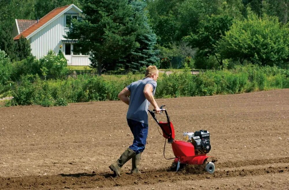 Техника для обработки земли. Мотоблок для вспашки. Культиваторы для дачи. Вспашка земли культиватором. Культиватор для огорода.