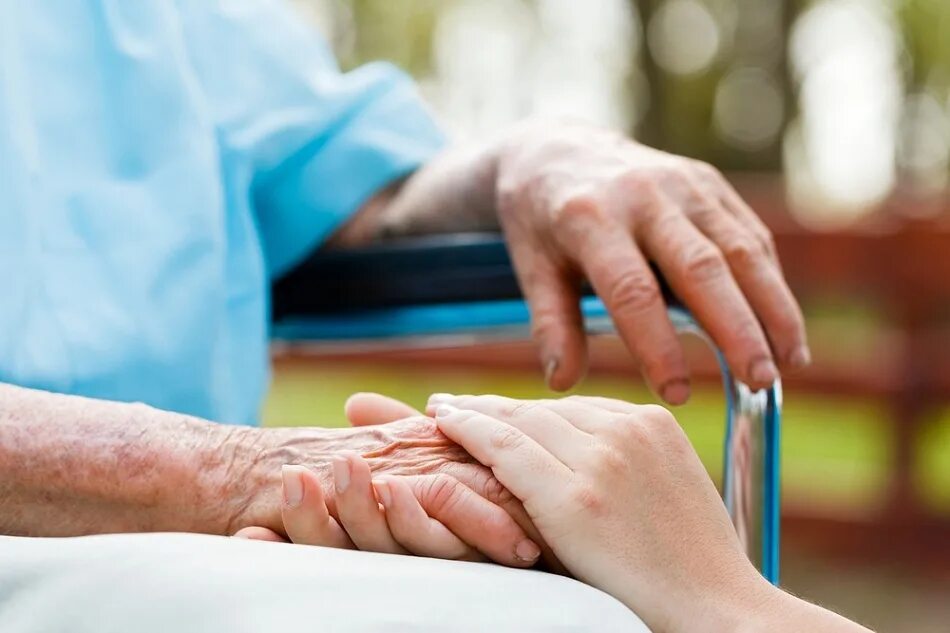 Здоровье руки пожилых. Паллиативная помощь онкологическим больным. Паллиативная помощь пожилым людям. Рука в хосписе.