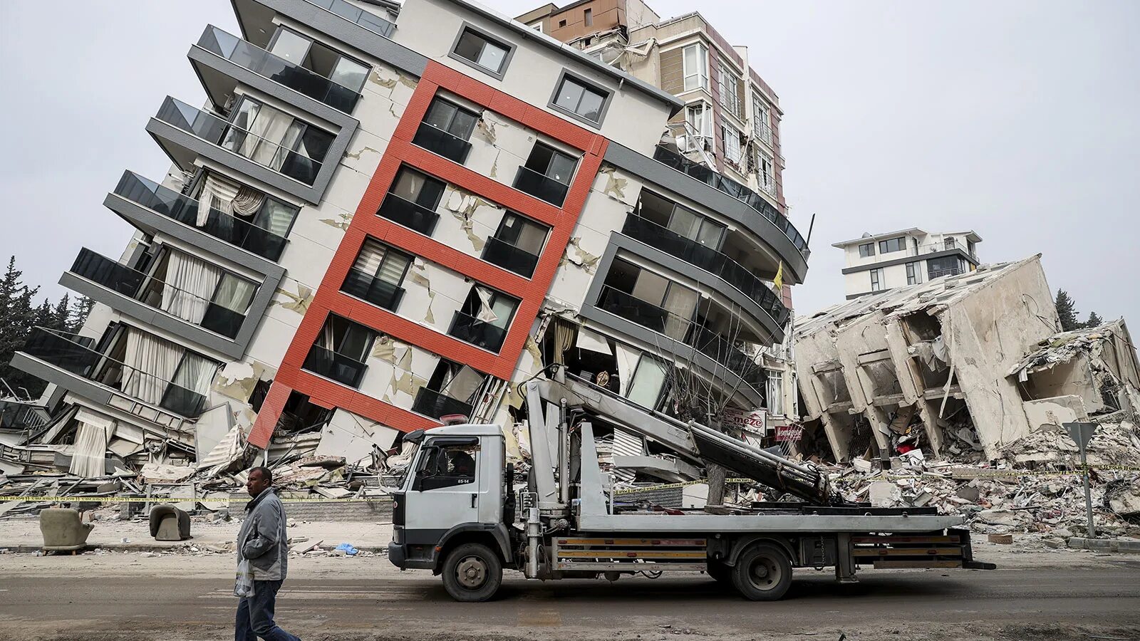 Землетрясение в т. Обрушение зданий. Землетрясение в Турции 2023. Магнитуда землетрясения.