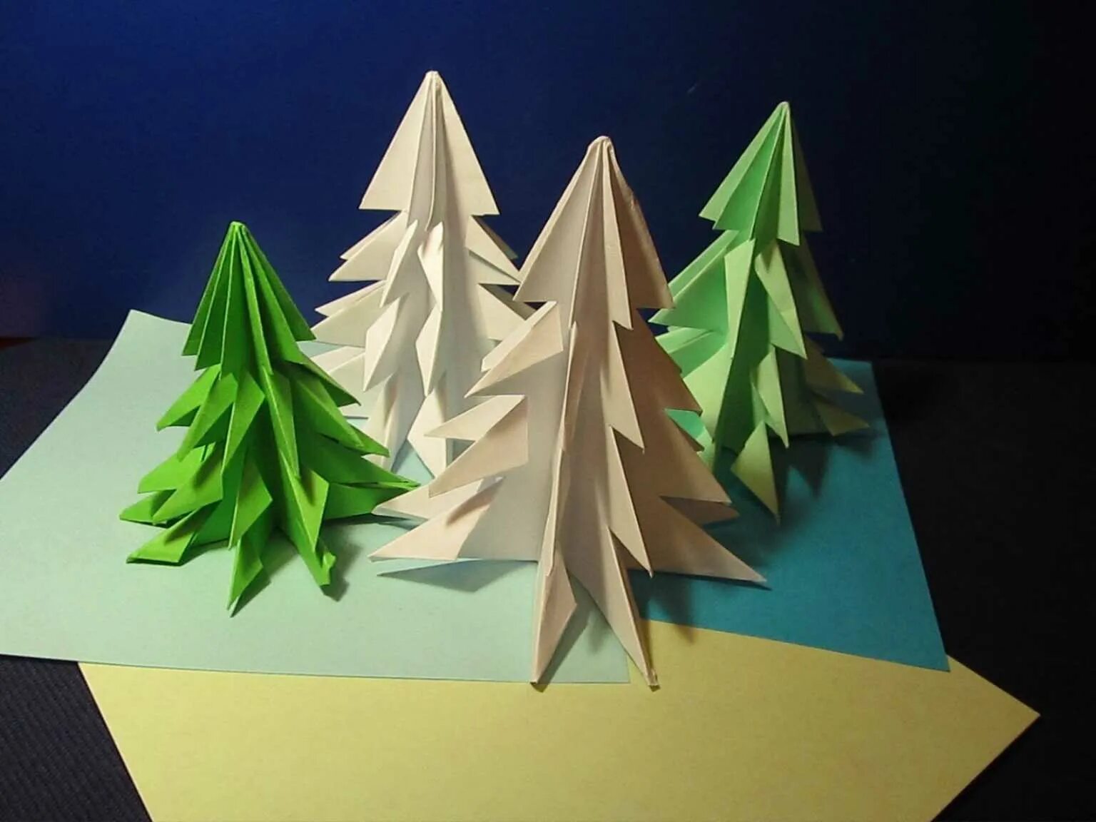 новогодние поделки из бумаги для детей 5-6 своими руками. поделки из цветной бумаги на новый год. поделка елочка из бумаги. на вагоднияигрушки из бумаги. поделки из бумаги новый.