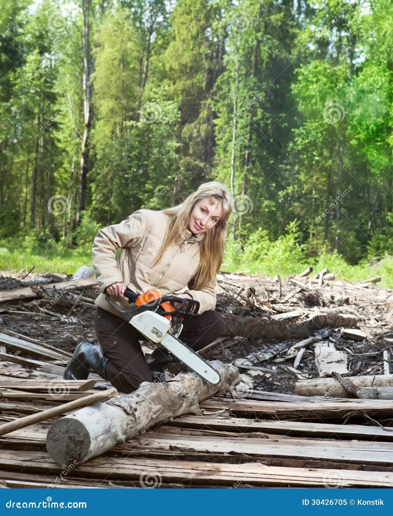 Женщина с бензопилой. Бензопила в лесу. Женщины в лесу с бензопилой. Заготовка дров в лесу.