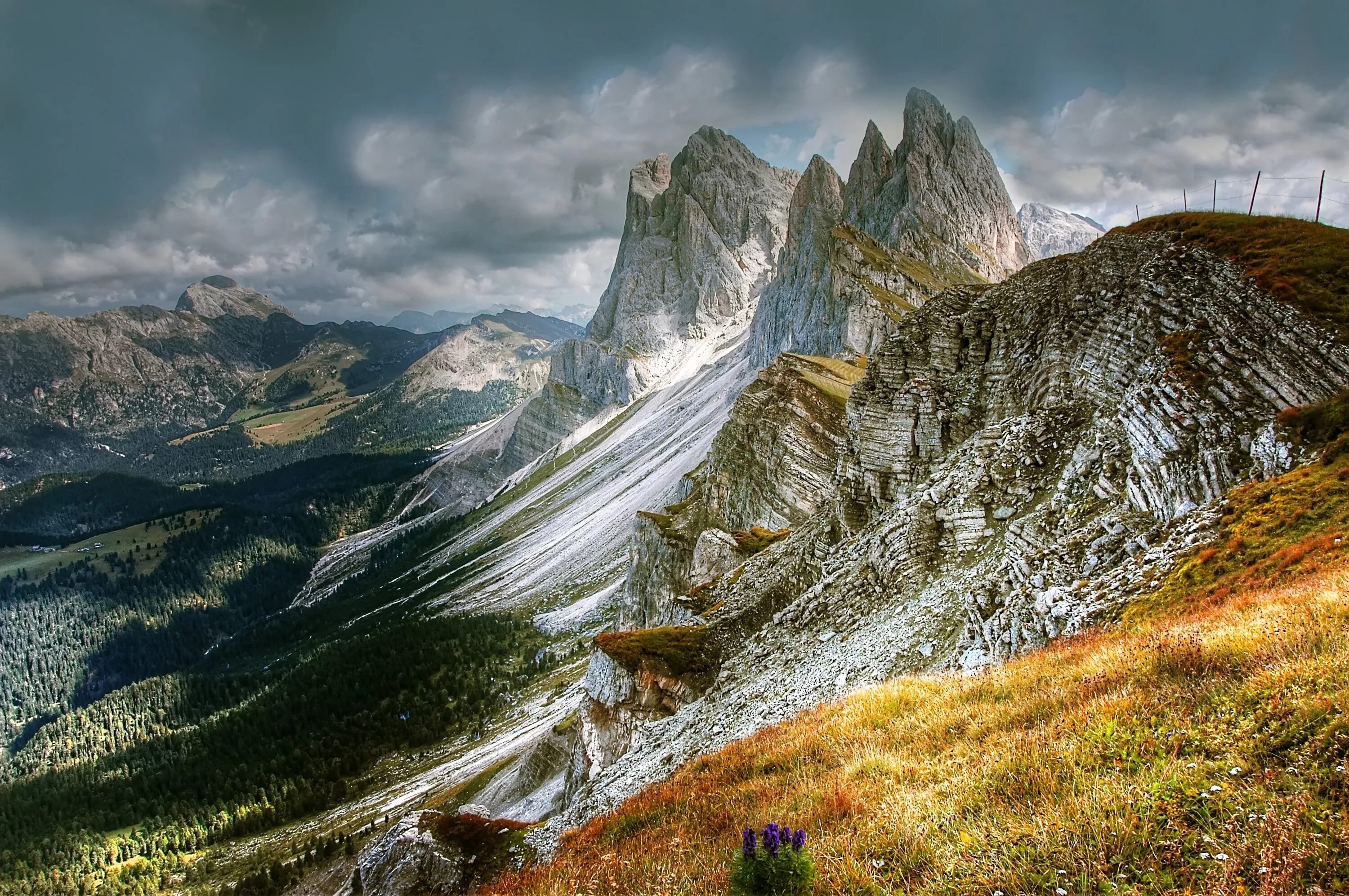 Higher mountains. Доломиты, Северо-Восточная Италия. Горы до 3000 метров. Горный ландшафт на высоте. Величественный вид.