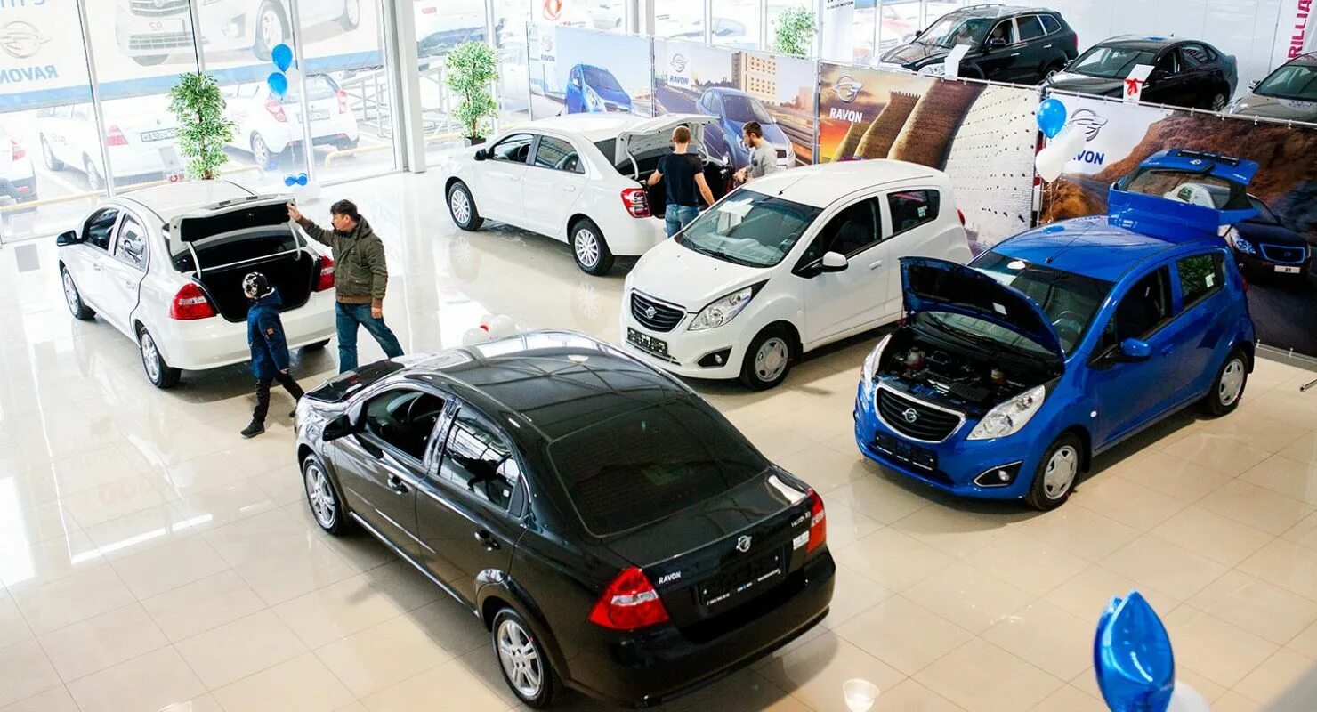 Купил в автосалоне подержанных. Автосалон. авто в автосалоне. автосалон машинки. новые автомобили автосалон.