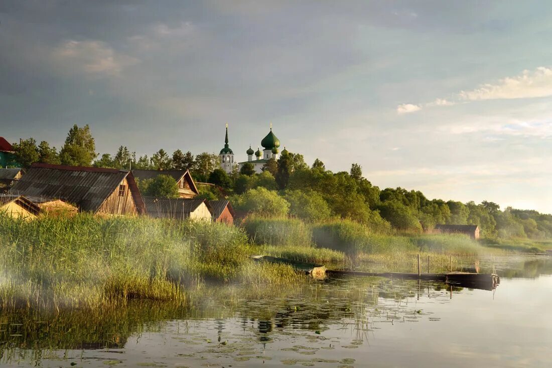 Древние русские реки. Старая Ладога деревня. Старая Ладога древняя Русь. Староладожская Церковь на фоне реки Волхов. Монастырь Волхов Старая Ладога лето.