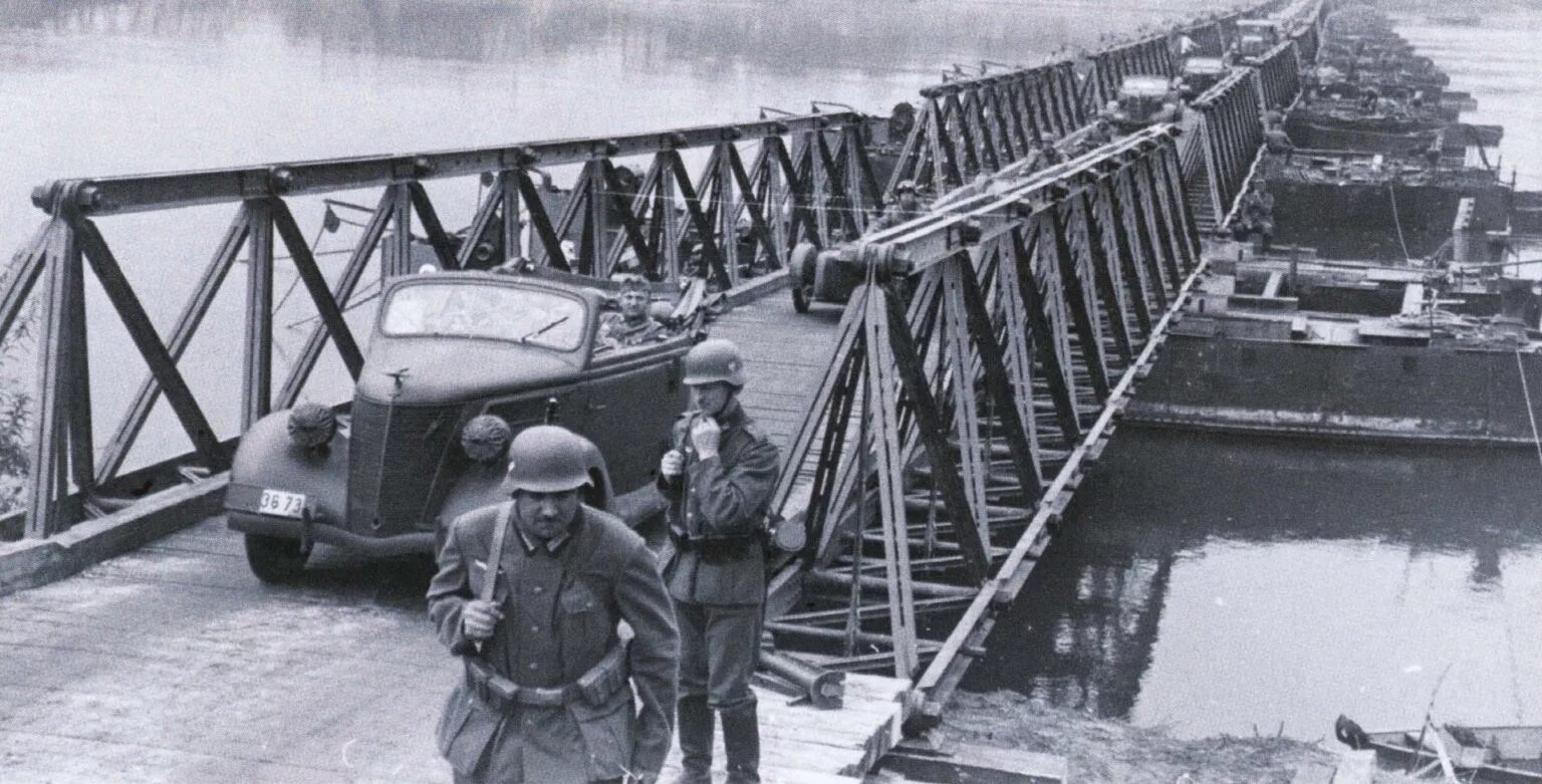 Апрель 1939 года. Солдат вермахта строит мост. Немцы на мосту. Инженерные войска вермахта. Мост Великая Отечественная.