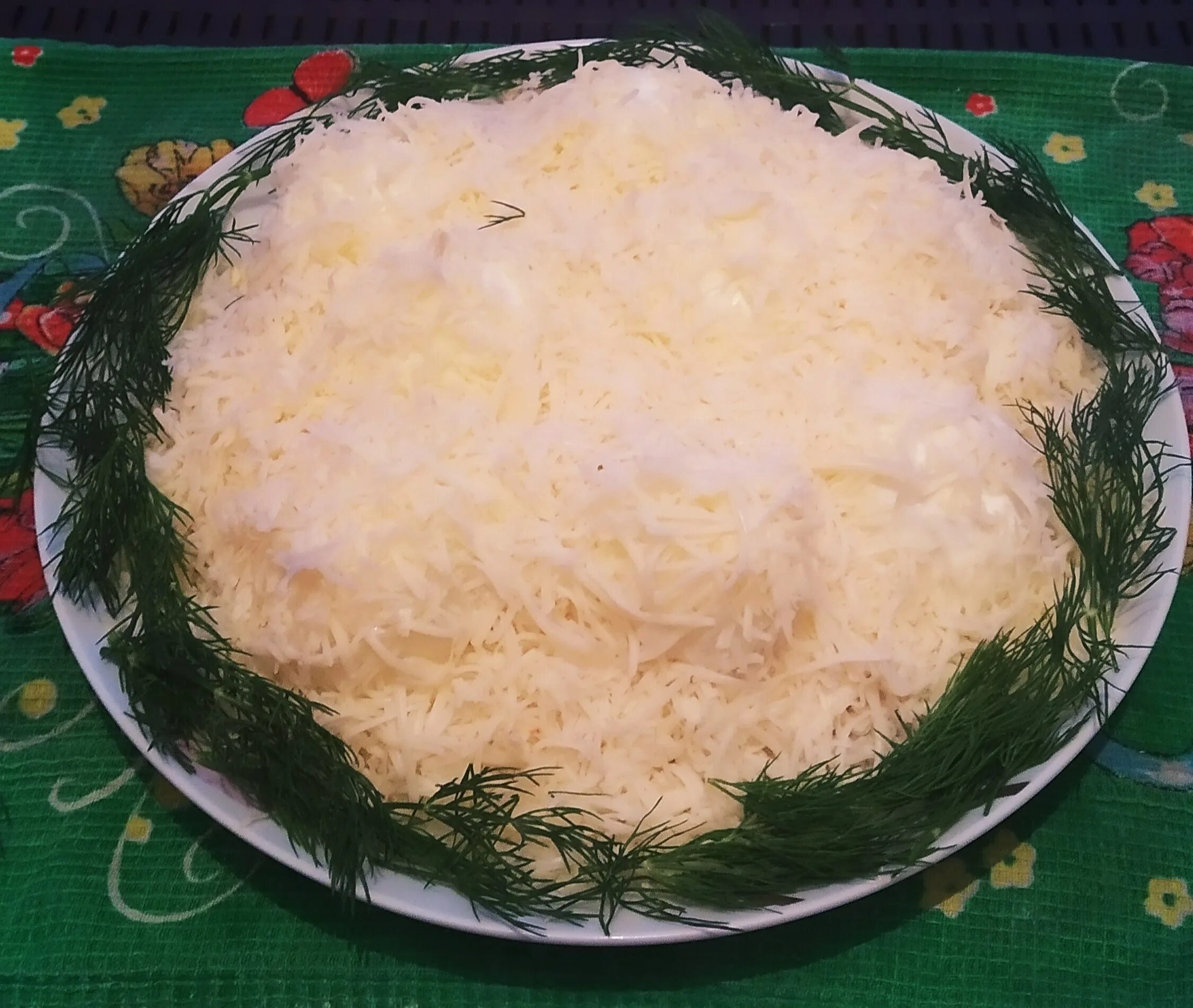 Снежные сугробы с курицей и грибами. Салат сугробы. салат снежные сугробы. салат сугроб с курицей. сугроб салат классический.
