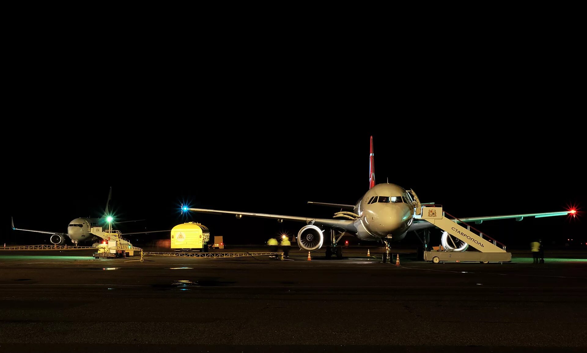 Ночной город с самолета. Аэропорт вечером. Ночной аэропорт. Мехрабад аэропорт. Ночной аэропорт.