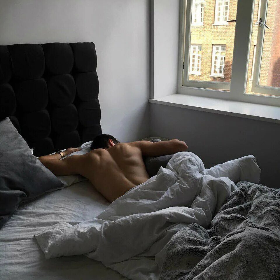 Человек лежа. Парень лежит на кровати. Парень лежит в постели. Александр скарсгард без рубашки. Парень в кровати.