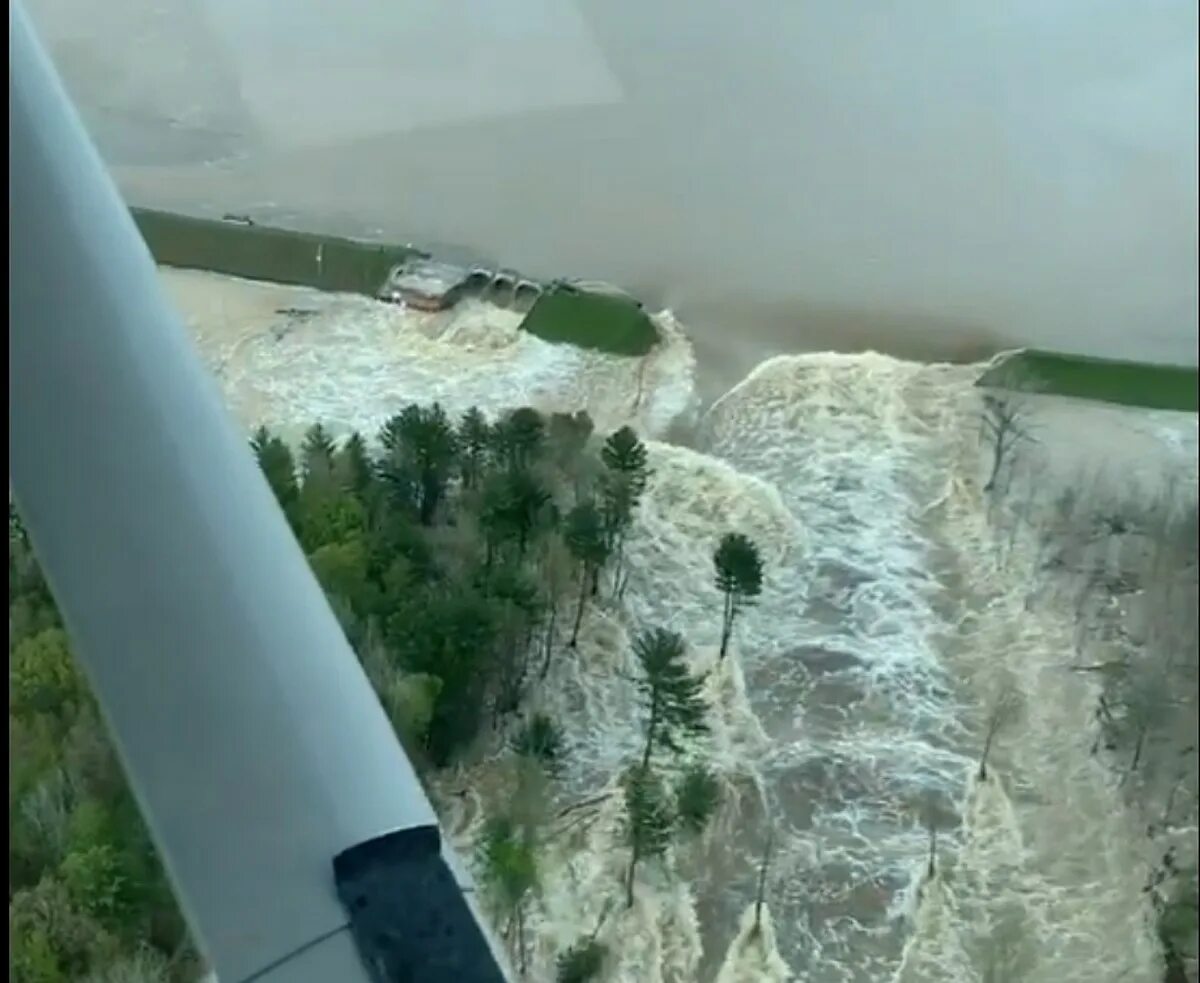 Прорыв дамбы. Потоп воды по колено. Водосброс плотины монтичелло. Прорыв плотины в красноярске. Прорыв дамбы гэс.