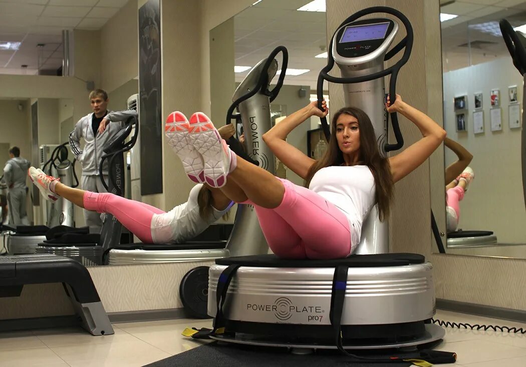 Пауэр фитнес. Power Plate тренажер. Power Plate студии. Power Plate тренировка. Тренировка на тренажёре Power Plate.