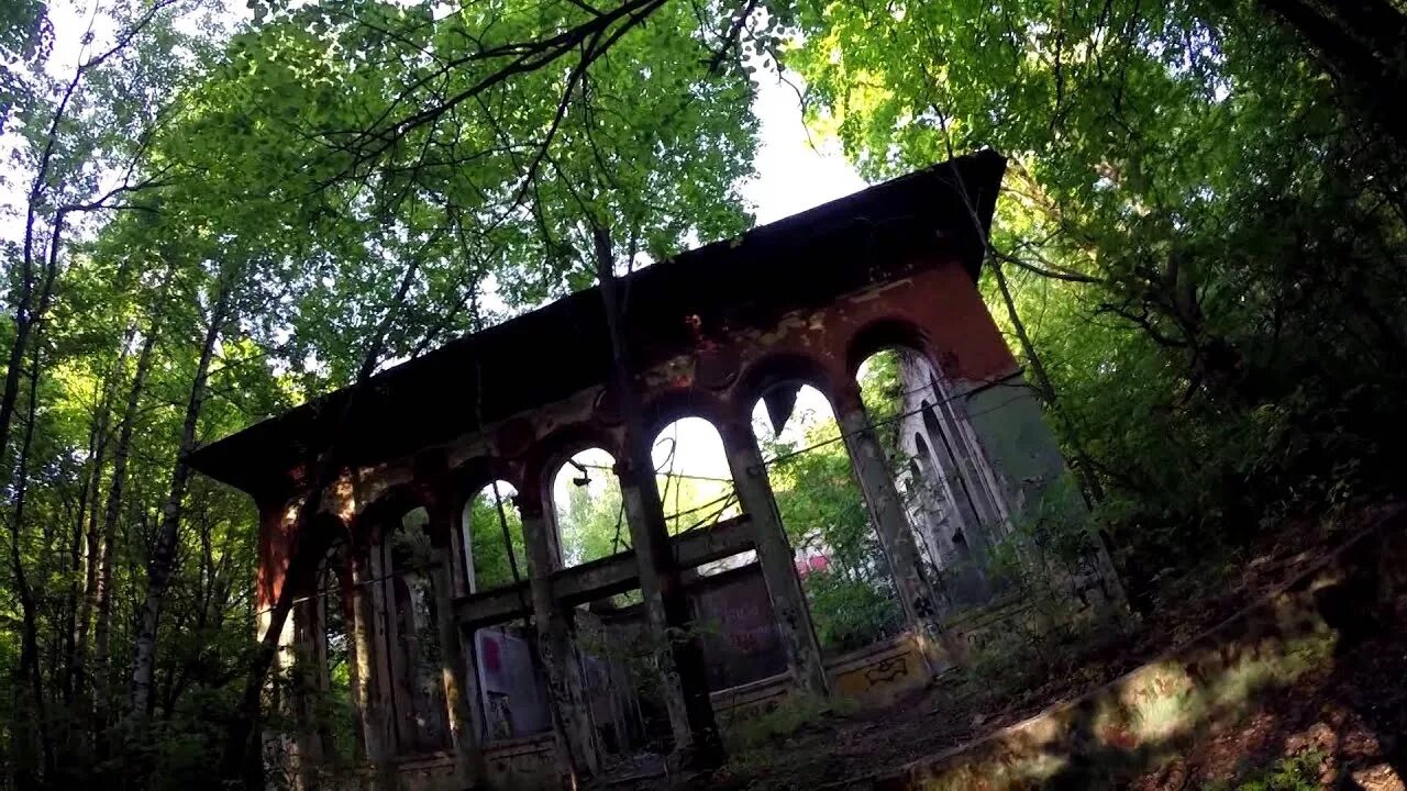 Кафе в измайловском парке. Заброшенный ресторан в парке измайлово. ресторан лето измайловский парк. заброшенный ресторан лето в измайловском парке. заброшки в измайловском парке.