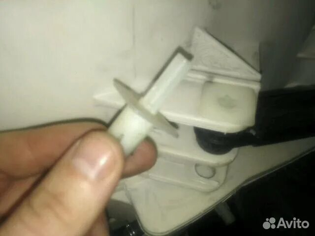 Амортизаторы индезит замена. Как снять амортизаторы со стиральной индезит. Стиральные машины без амортизаторов. Крепление амортизатора стиральной машине хотпоинт аристон. Амортизатор барабана стиральной машины индезит.