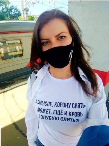 Я все еще могу. Может и кровь голубую слить. может еще и кровь голубую слить. в смысле корону снять. в смысле корону снять может и кровь голубую слить.