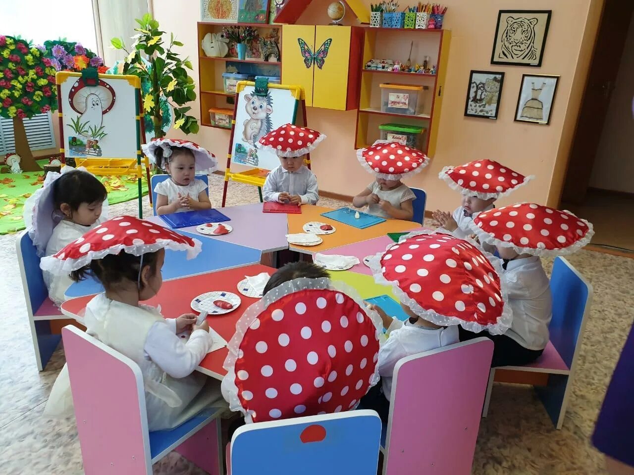 Кестені безендіруге қолданылған фрагмент атауын жазыңыз саңырауқұлақтар. Мухомор пышновольвовый (amanita magnivolvata aalto). Кестені безендіруге қолданылған фрагмент атауын жазыңыз саңырауқұлақтар. Гриб мухомор. Шыбынжұт өсімдігі.