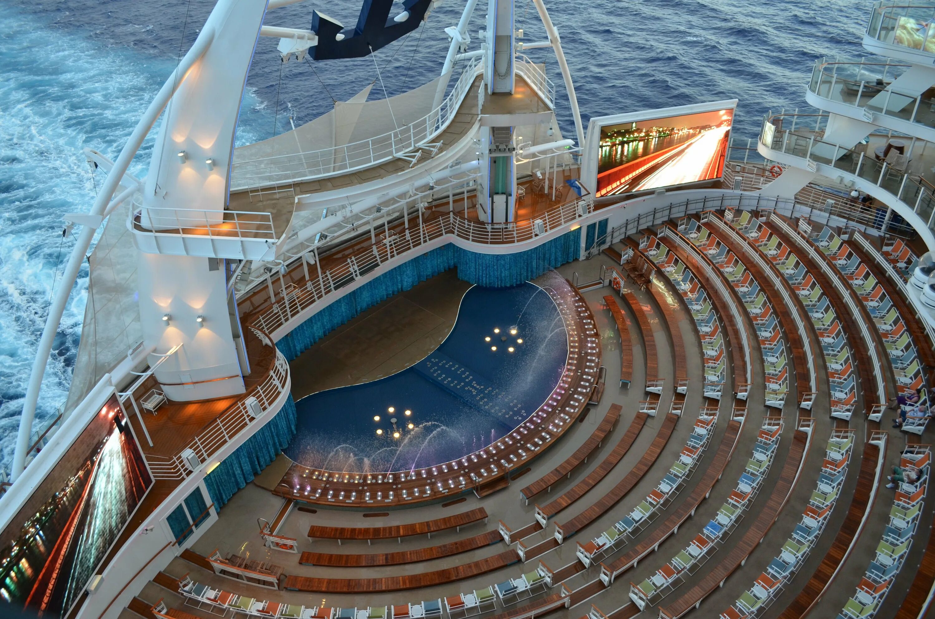 Круиз лайнер оазис. Оазис морей в венеции. oasis of the seas в венеции. оазис морей круизный лайнер карусель. oasis of the seas экскурсии.