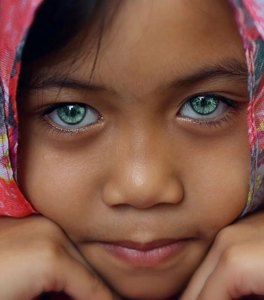 Необычайные глаза. Необычный цвет глаз. Редкие глаза. Самый необычный цвет глаз. Сапфировые глаза.