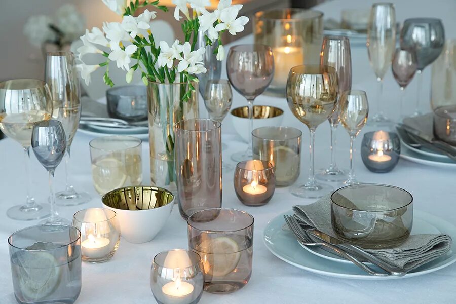 Сервировка стеклянной посудой. Сервировка стекла. Сервировка стола с бокалами из цветного стекла. Красиво сервированный стол. Сервировка стекла.