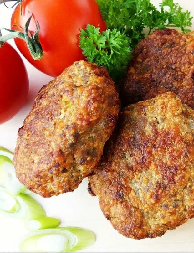 Котлеты из гречки и моркови. Котлеты. Гречка с котлетой. Котлеты мясные. Гречневые котлеты.