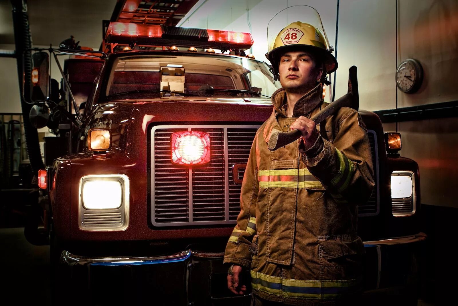 Пожарный. Пожарник. Профессия пожарный. Фотографии пожарных. Пожарные какая сфера