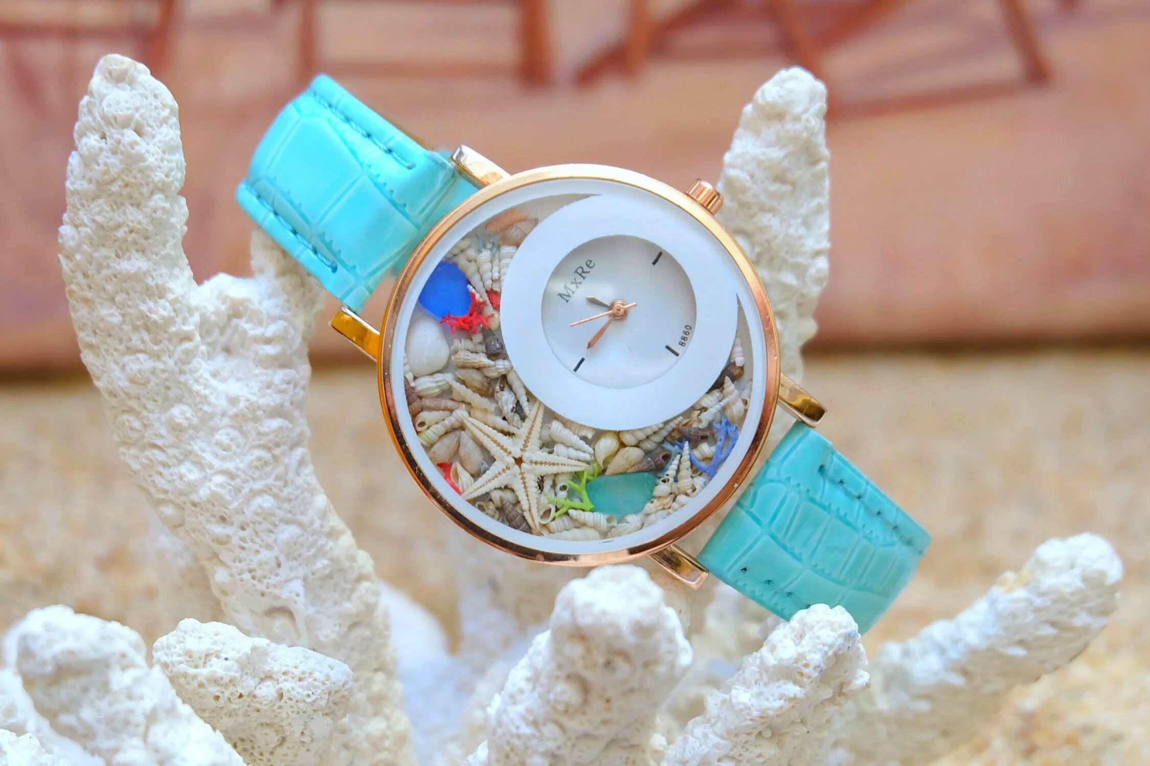 Пляж часы. Необычные женские часы с морем. quartz regalo часы. часы на руке на пляже. лето драгоценности креативные фото.