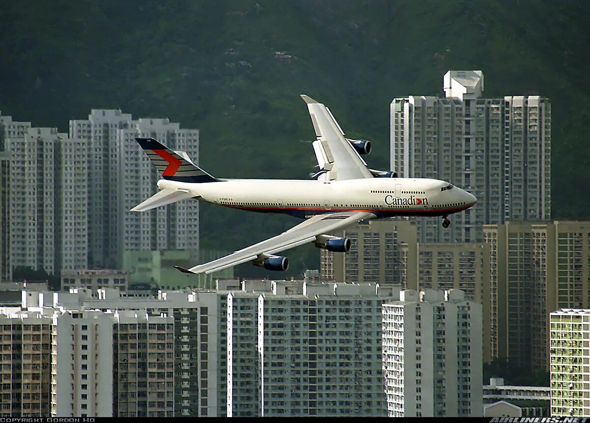 Boeing 747 Kai tak Airport. Шум самолета. Шумный самолет. Шумовое загрязнение в авиации. Самолет туда летает