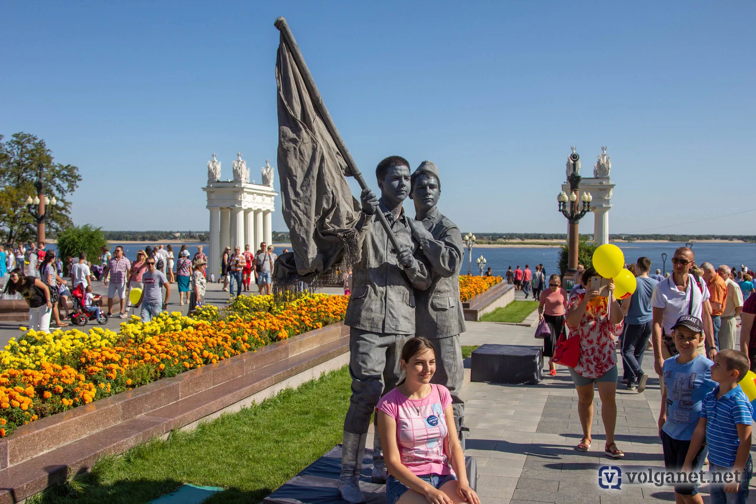 Я живу в Волгограде. Информационный центр Волгоград туристов. Счастливые лица волгоградцы. Знаменитые волгоградцы современные. Волганет запись